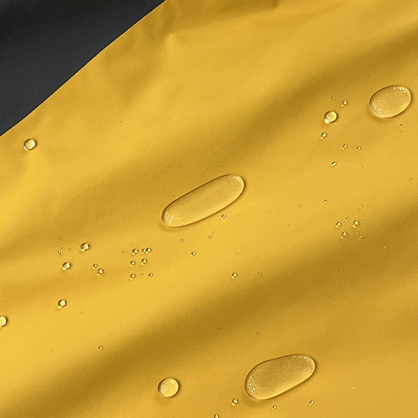 เสื้อแจ็คเก็ตผู้ชายแบบมีฮู้ด ผ้าโพลีเอสเตอร์กันลม ทรงพอดีตัว สำหรับฤดูใบไม้ผลิและฤดูใบไม้ร่วง คุณภาพสูง ป้องกันน้ำ