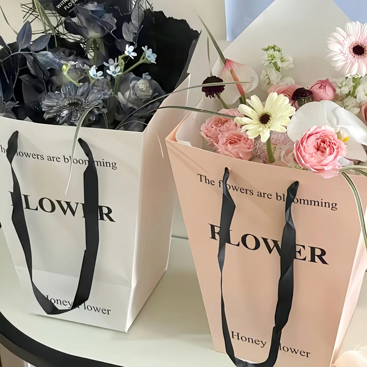 5 Stück/10 Stück Weiße Trapezförmige Blumenstrauß-Verpackungen aus Karton, Elegante Geschenktüten für Hochzeiten, Valentinstag und Abschlussfeiern für Rosen – Detail 4