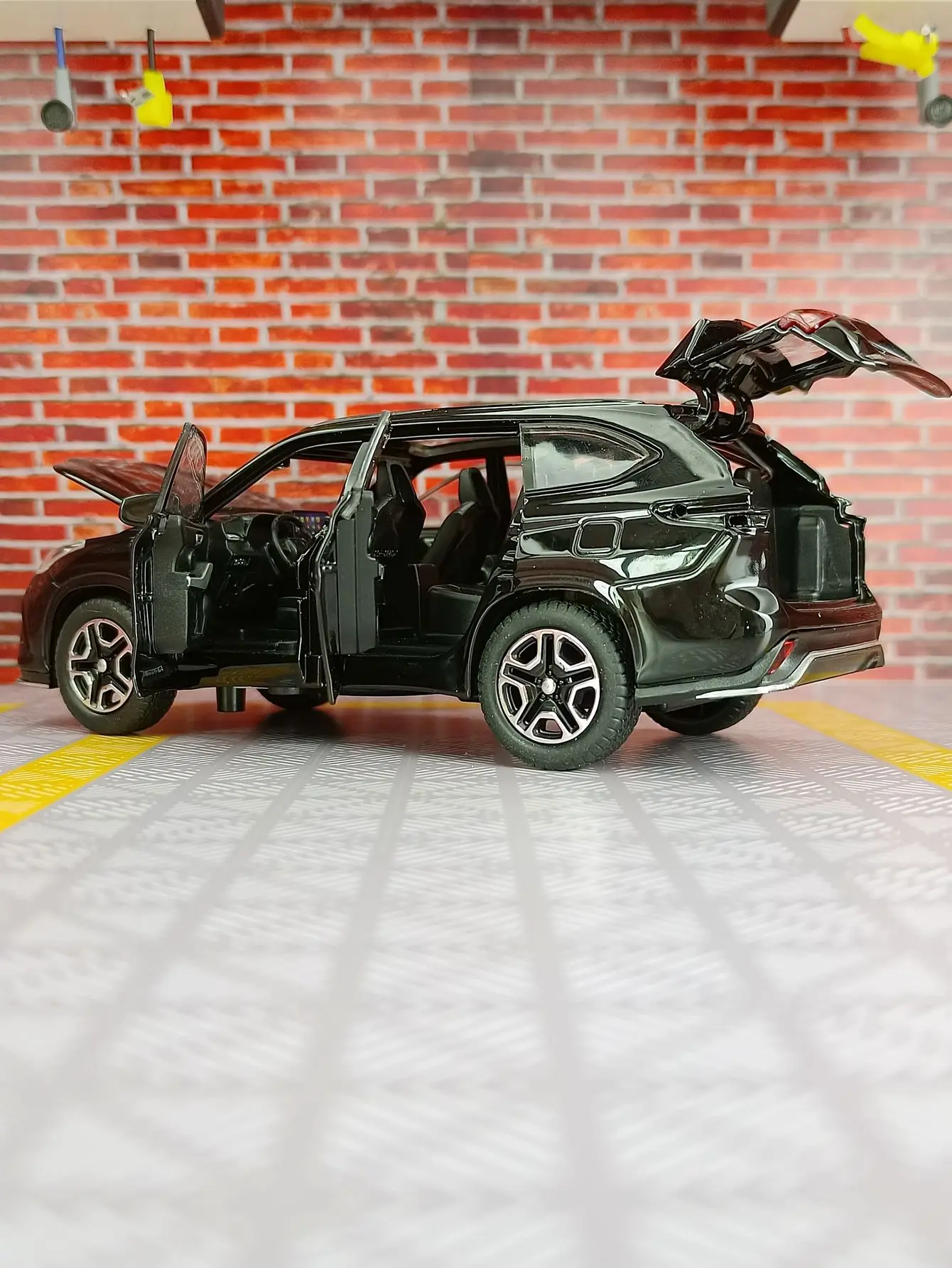 1:32 simulação Toyota Crown Land Cruiser liga modelo de carro ornamento, portas e capô do motor, porta-malas pode ser aberto como presentes