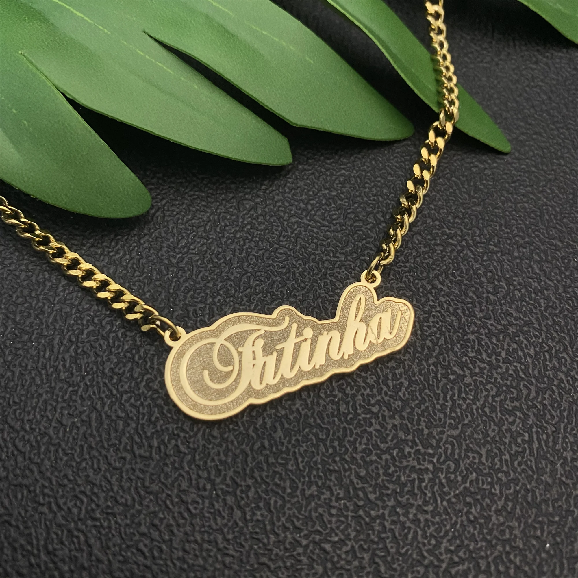 Collar con grabado de nombre personalizado para mujer y niña, cadena cubana, placa de identificación de acero inoxidable, colgante con letras