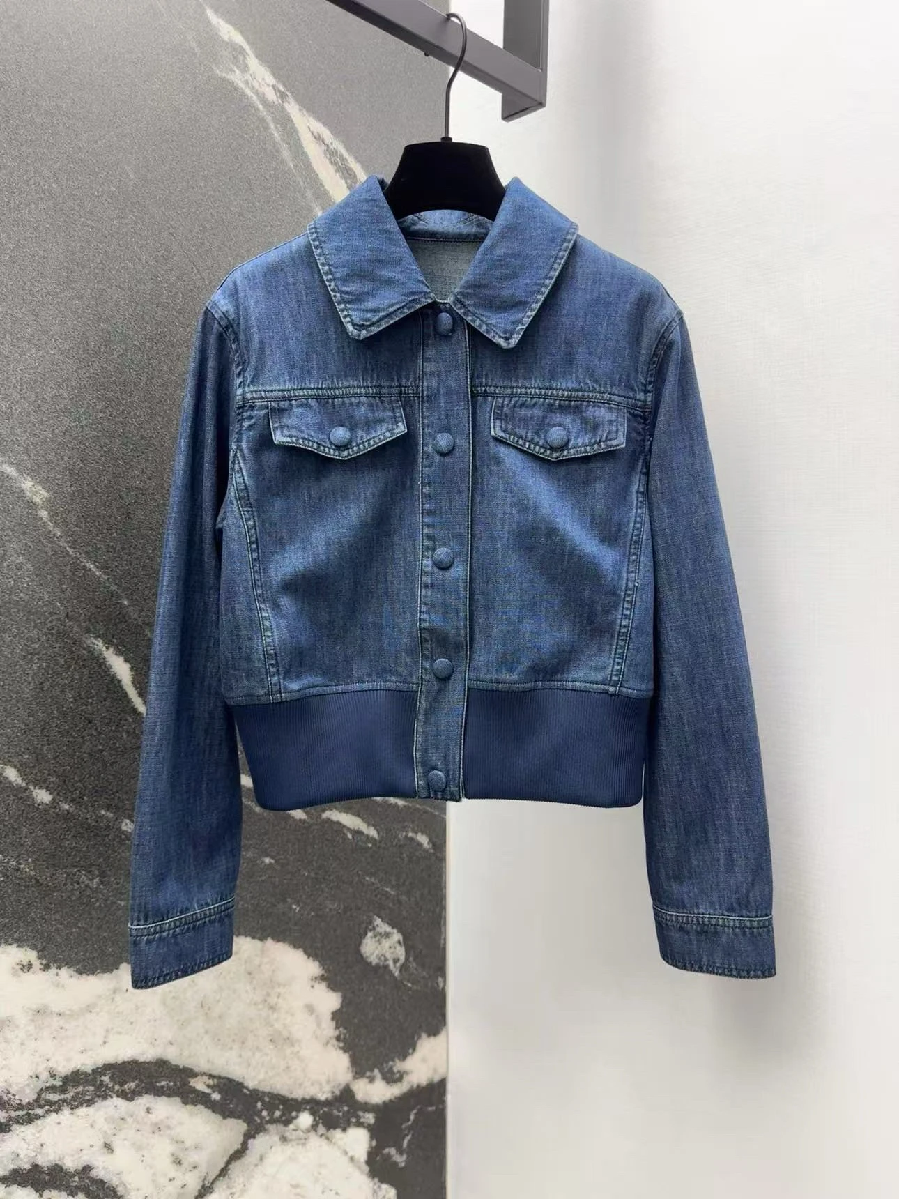 

The latest color denim jacket and high-waisted skirt pants in 2025 are trendy and slimming.