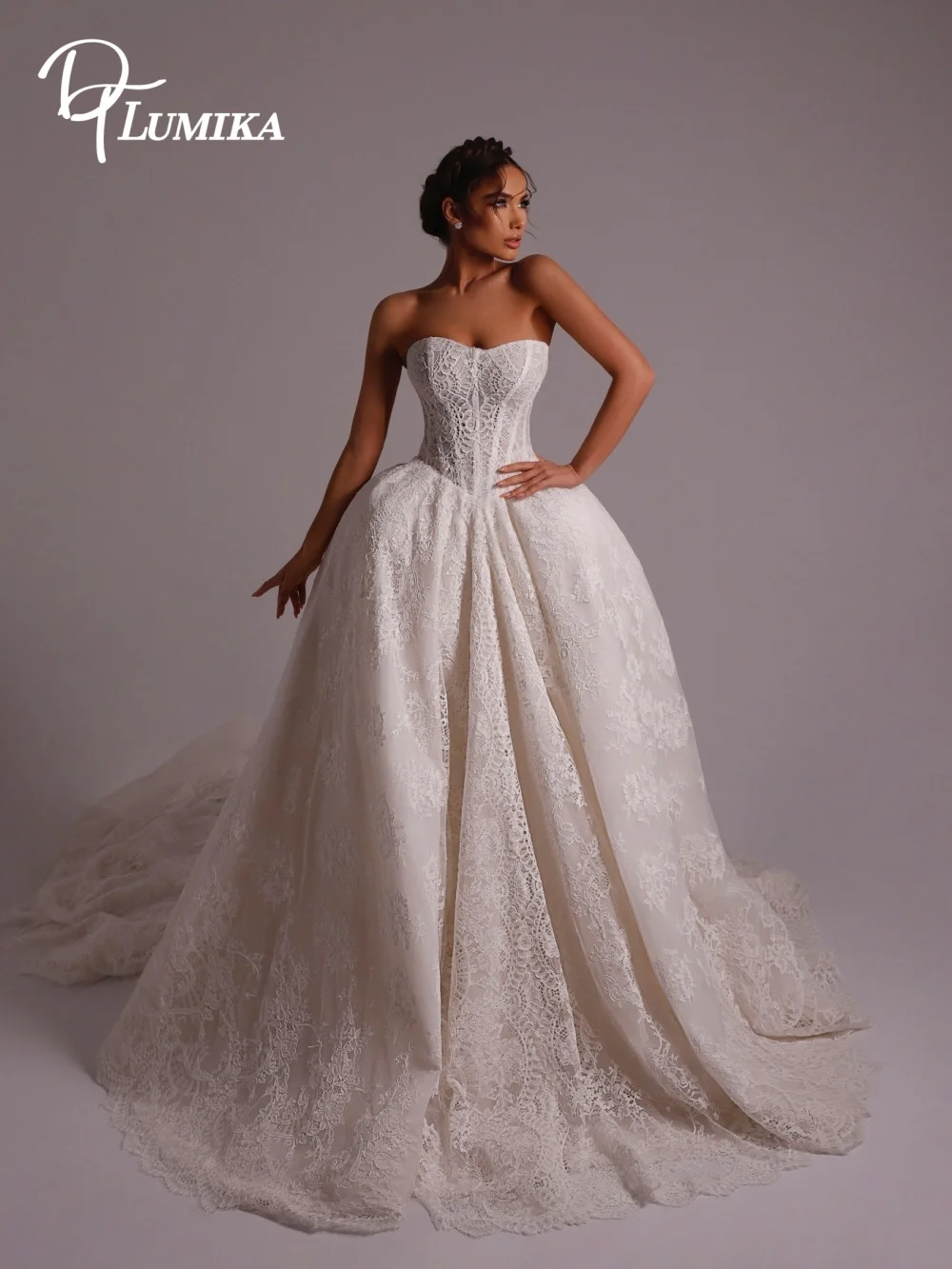 

Elegant Strapless Sweetheart Wedding Dress Sheer Lace Bodice Intricate Floral Lace Applique Floor Length Gown Vestidos De Novia