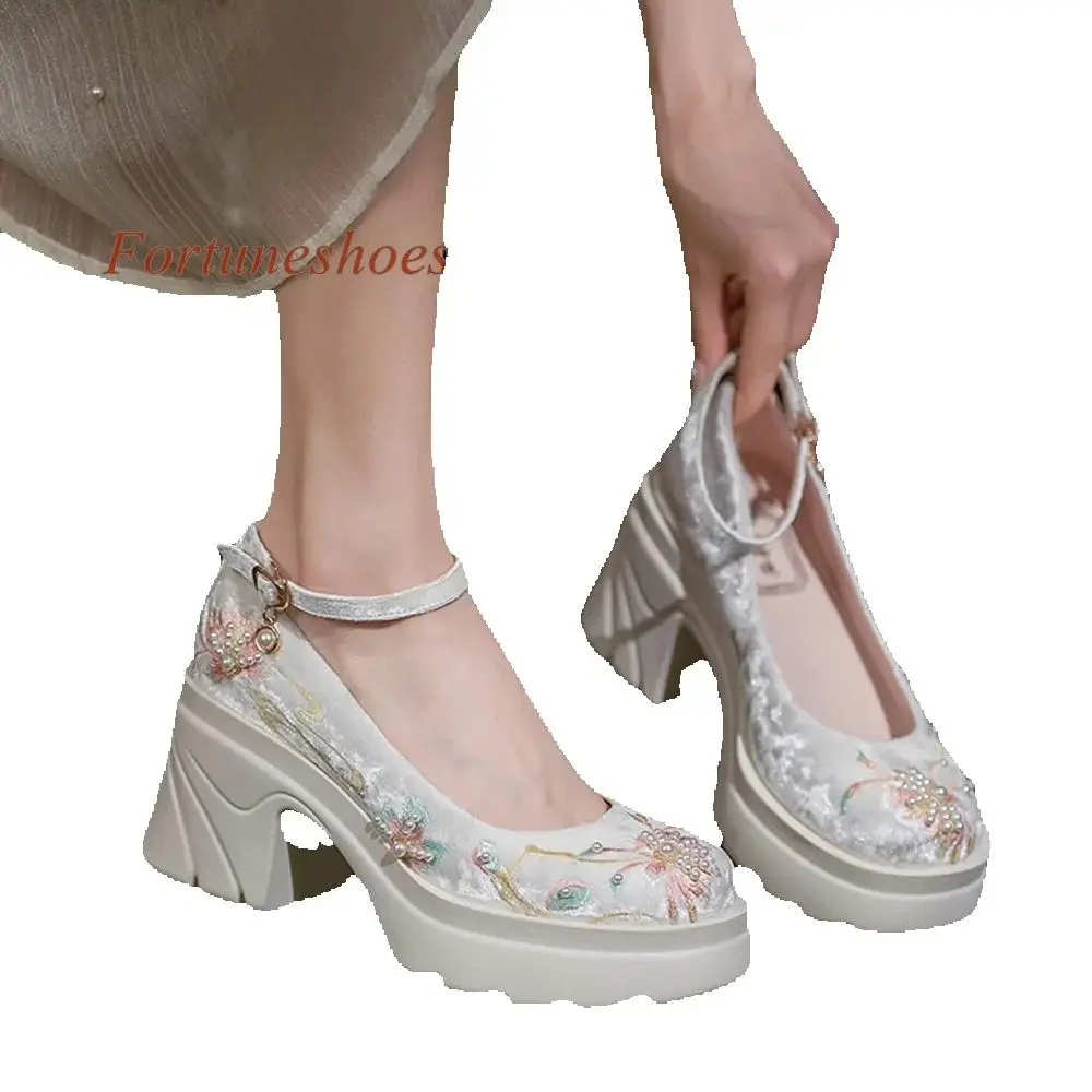 Zapatos de tacón de estilo chino liso poco profundo, zapatos de mujer con hebilla de cinturón, tacón grueso bordado, punta redonda, moda informal, novedad de 2024