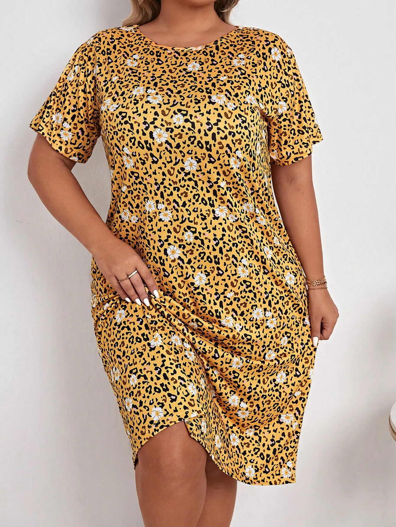 Large size women\'s pajamas comfortable and loose leopard print floral print short sleeved pajamas  home clothing