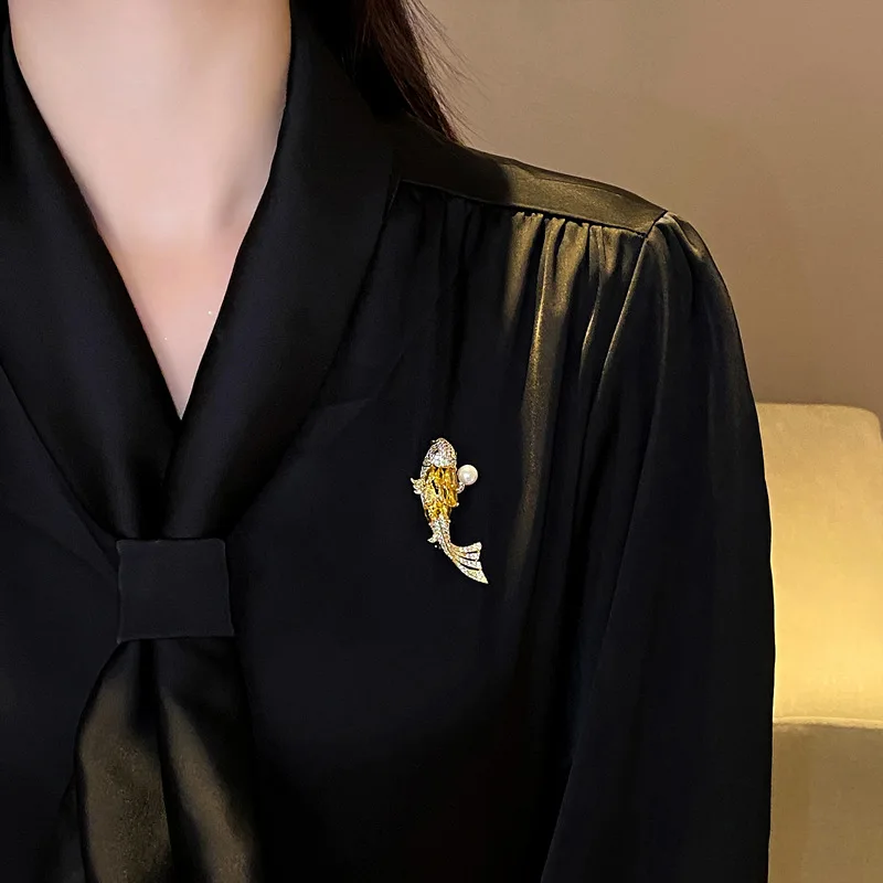 Koi fish pearl brooch for women, high-end niche accessory, anti-exposure magic pin, chest accessory, women's corsage pin