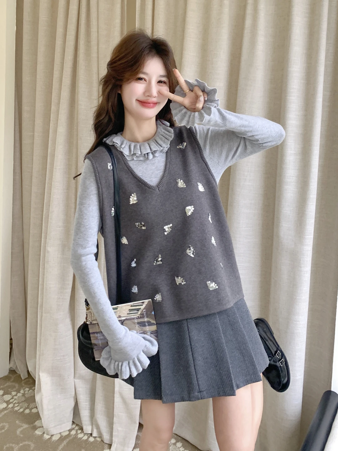 

Модный комплект из двух предметов: вязаный топ с V-образным вырезом и кружевным воротником, блестящая базовая рубашка и жилет для женщин, весна 2026