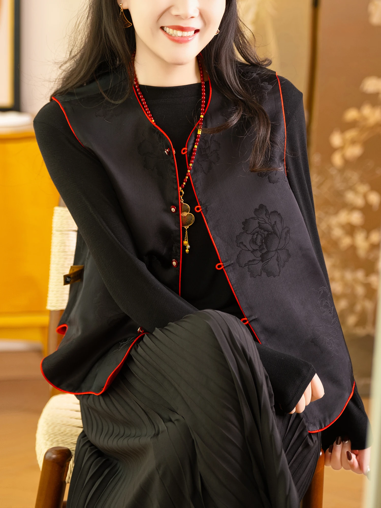 

Yearly Faion Series Tuofu Double Color Heavy Work Brocade Reversible Cloud Brocade Hem Women's Vest Floral Pattern Sing...