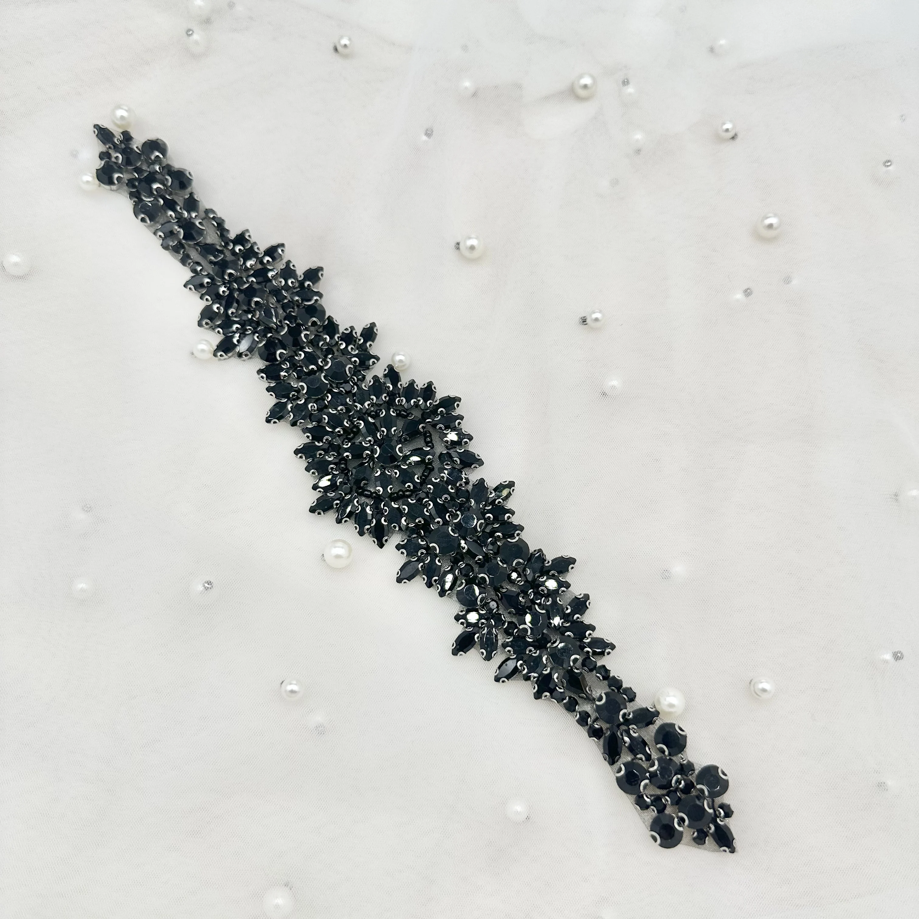 Рисунок 4 - Зеленый, сшитый вручную стеклянный бриллиант