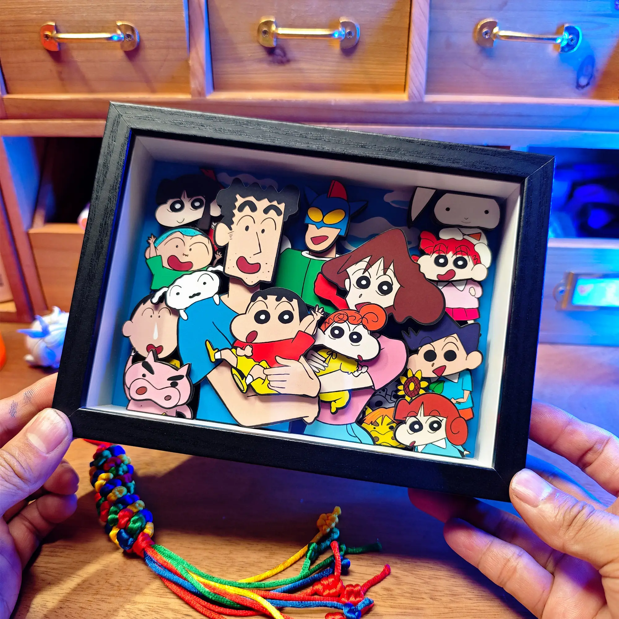 

Аниме-фигурка Шин-чан (Краянон) 3D-картина, рамка для фотографий, украшение для рабочего стола, подарок на день рождения