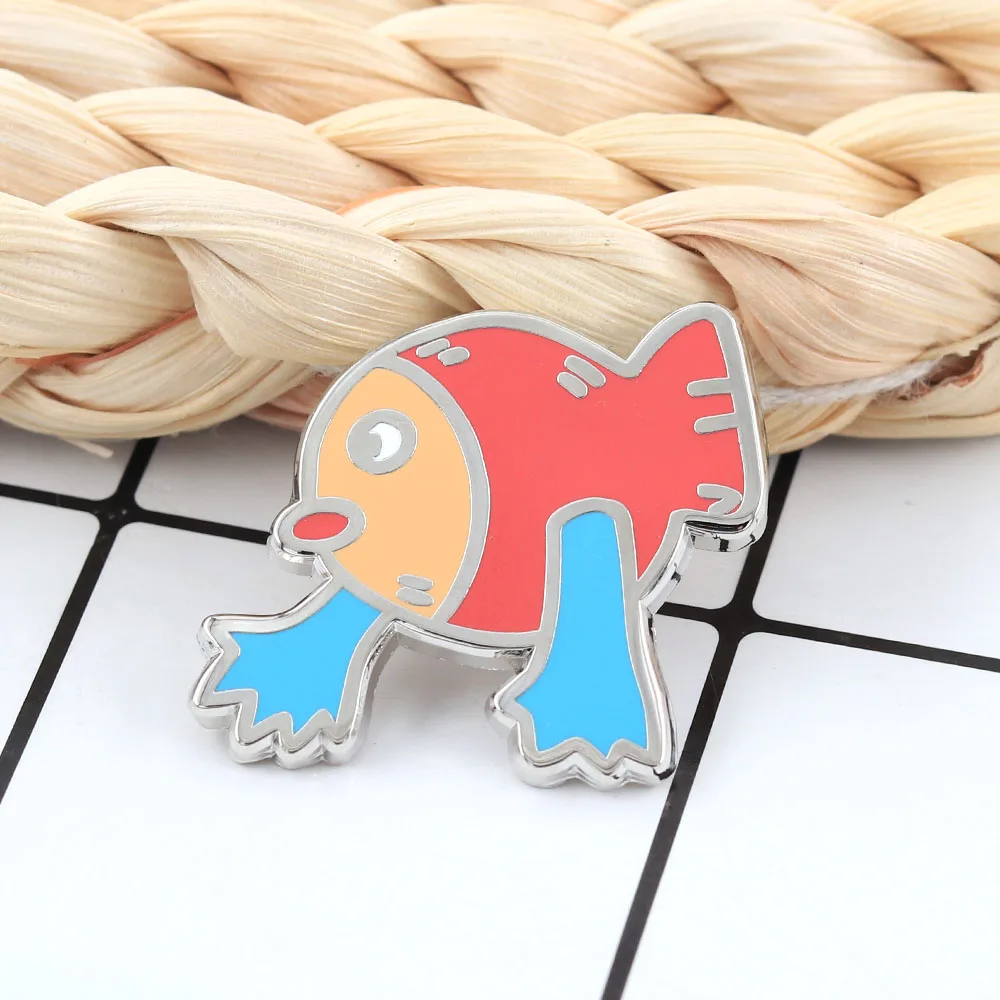 Lustiger, seltsamer Fisch mit Händen, Emaille-Anstecker, Cartoon-Meerestier-Abzeichen, niedliche Tier-Brosche für Rucksack, Kleidung, Reversnadel, Schmuck, Geschenk – Detail 4