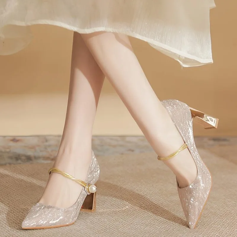 حذاء فردي بكعب عريض 2025 بمقدمة مدببة وفم ضحل وكعب بحزام لؤلؤي لامع #2