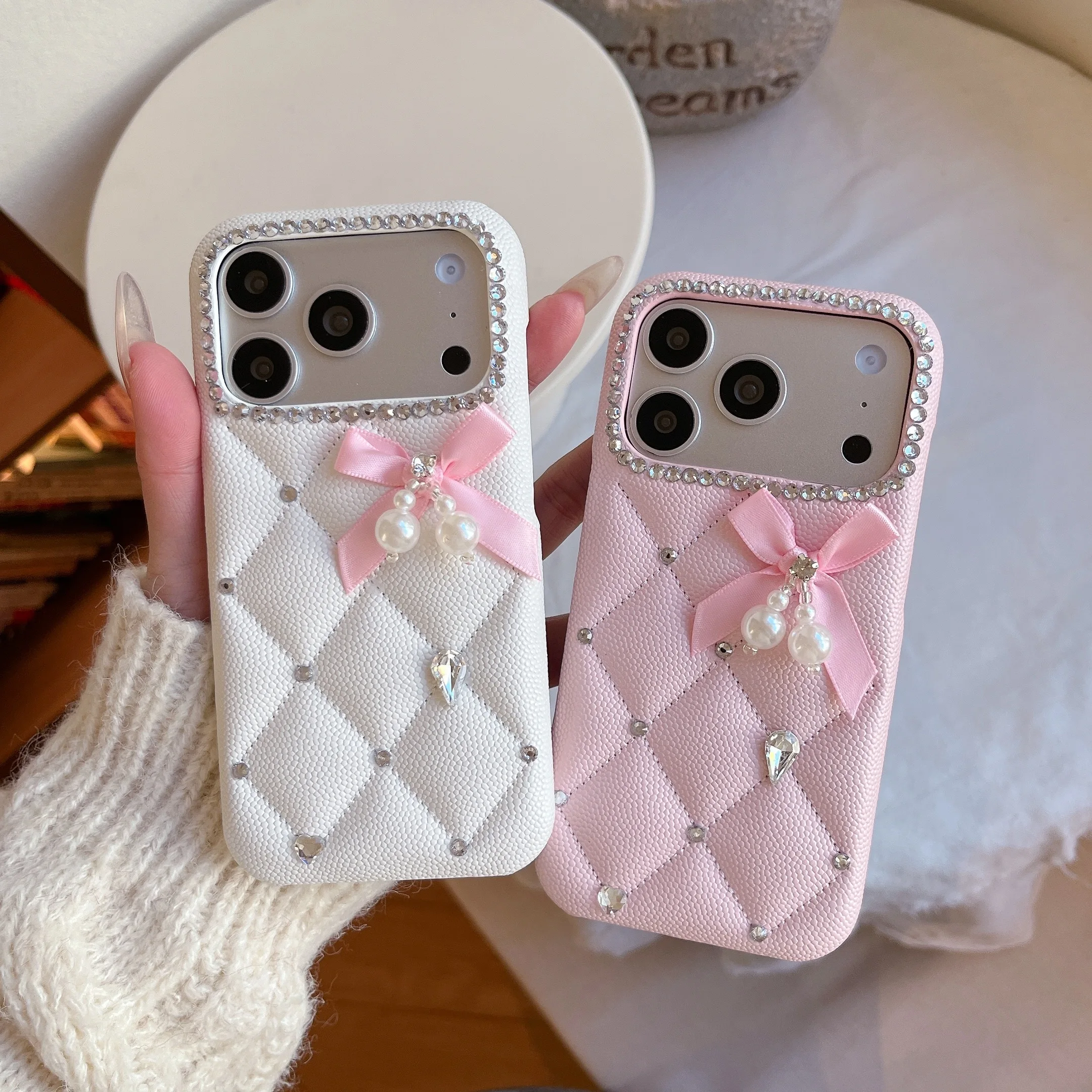 Luxuriöse Tartan-Leder-Handyhülle mit Perlenanhänger und Schmetterlingsknoten für iPhone 17Pro Max 16Pro 15Plus 14 13 Air