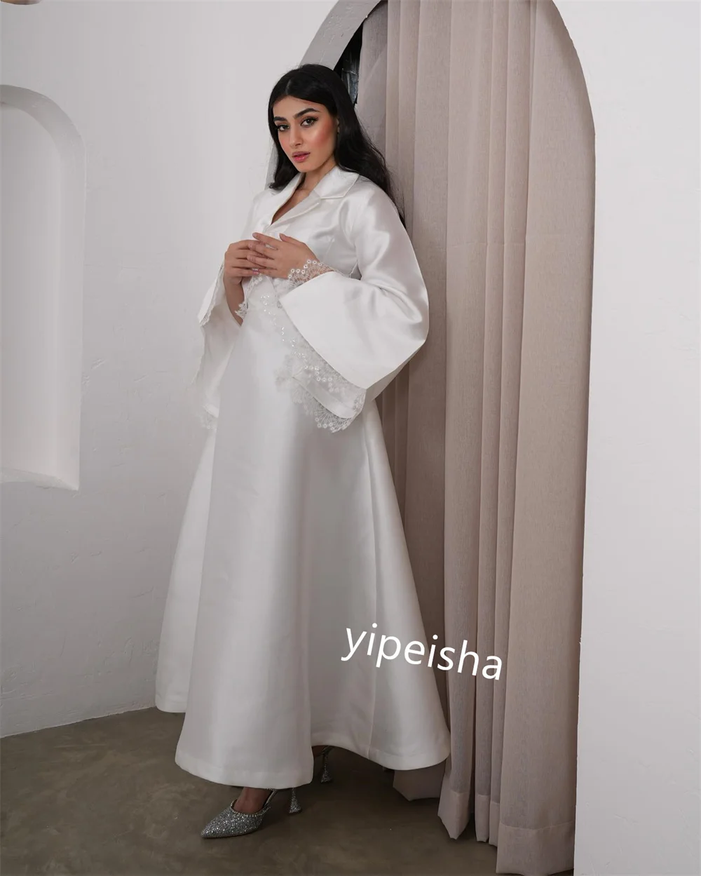 Arábia Saudita Satin Ruched Homecoming Gown, V-Neck, Ocasião Bespoke, Vestidos Midi