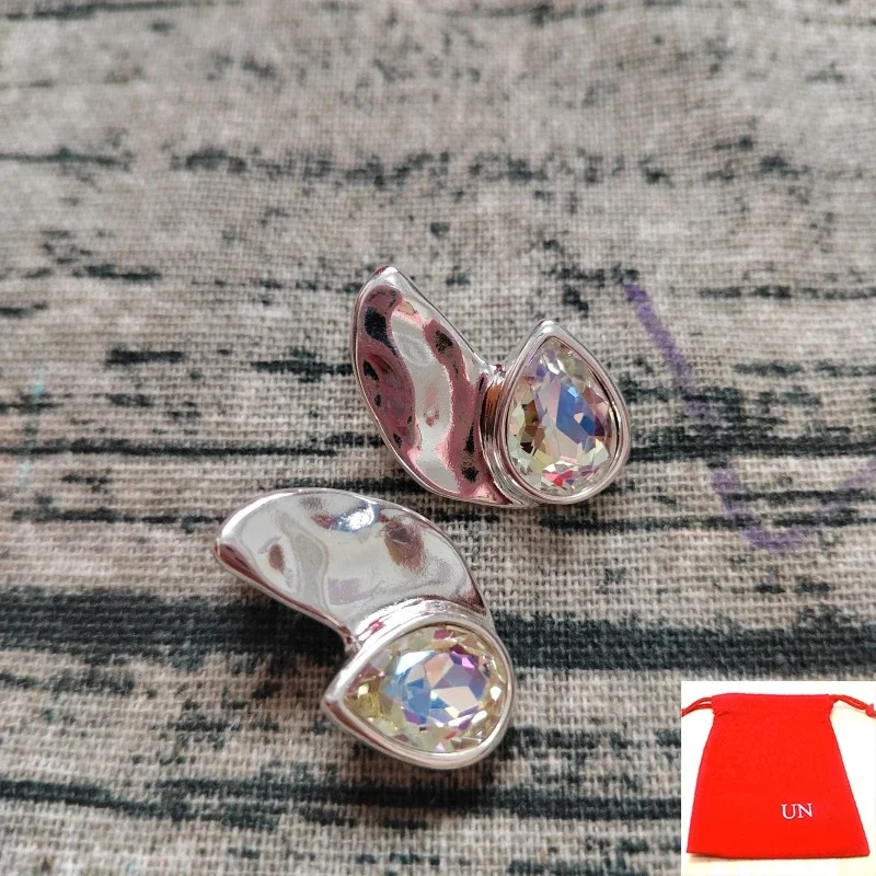 

Luxurious and Sweet Water Drop shaped White Crystal Earrings for Friends' Birthday Gifts Women's Accessories Jewelry Bag
