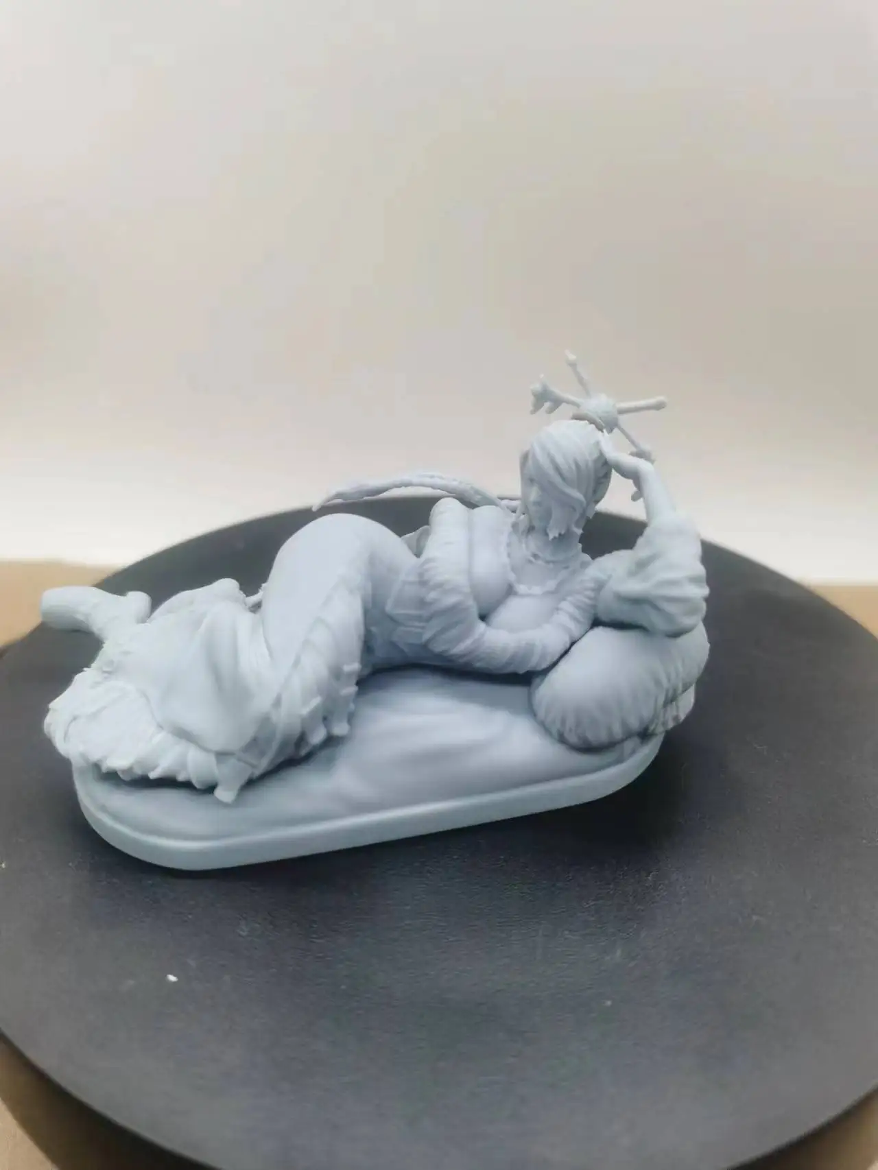 Figurine en résine à l'échelle 1/24, figurine complète de fille couchée sur son côté, deux versions, Kit de modèle à assembler, Statue 3D non assemblée et non peinte
