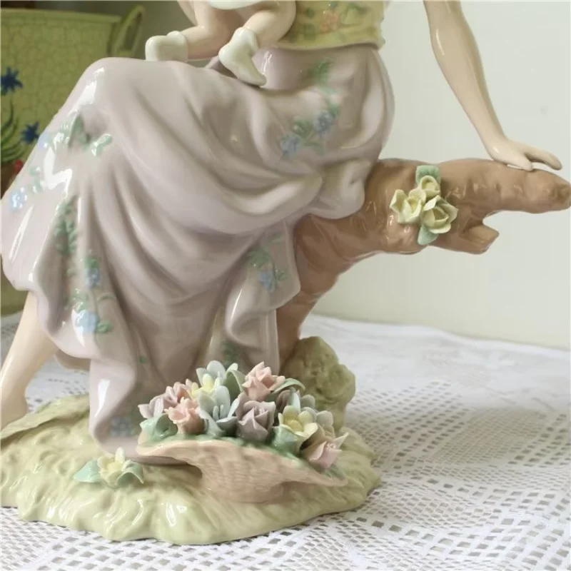 Spanish elegant high temperature ceramic characters hand-painted pinched flowers warm mother and child time ornament
