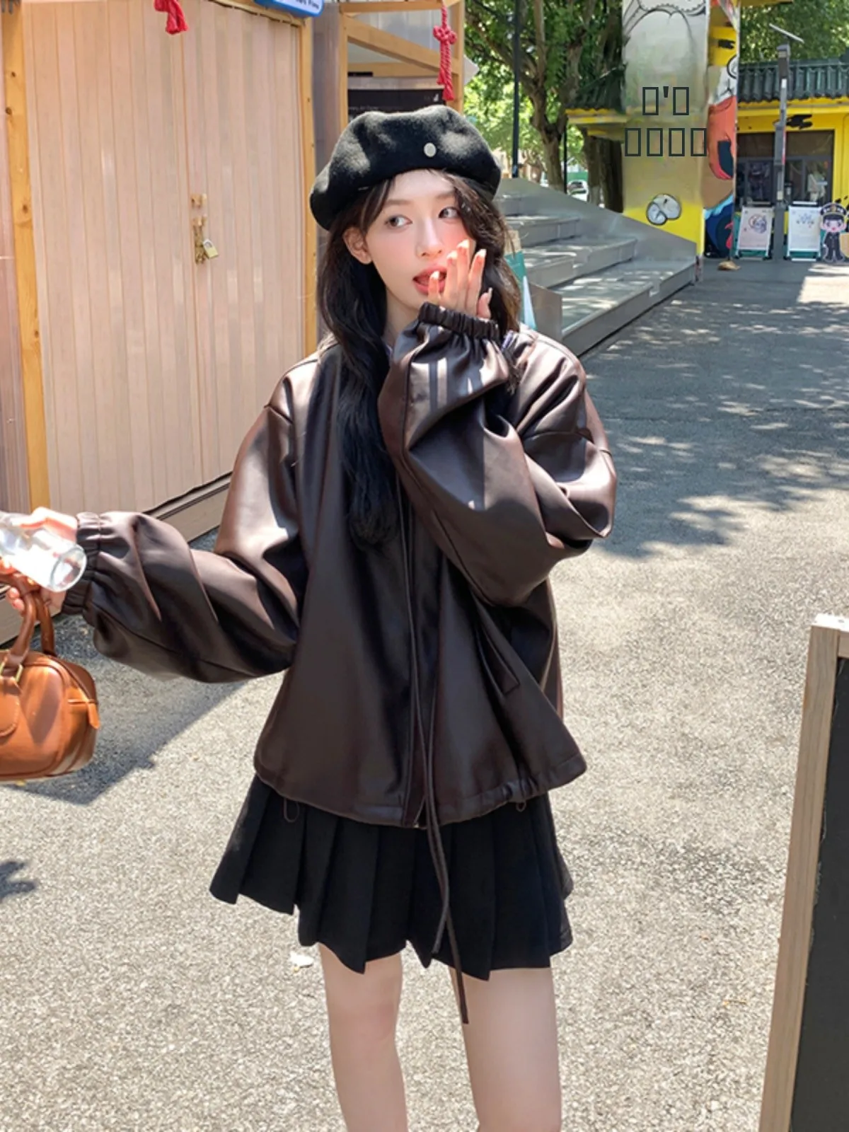 เสื้อแจ็คเก็ตหนัง PU สีกาแฟสำหรับผู้หญิง รุ่นใหม่สำหรับฤดูใบไม้ผลิและฤดูใบไม้ร่วง ทรงตรง แขนยาว ดีไซน์ซิป