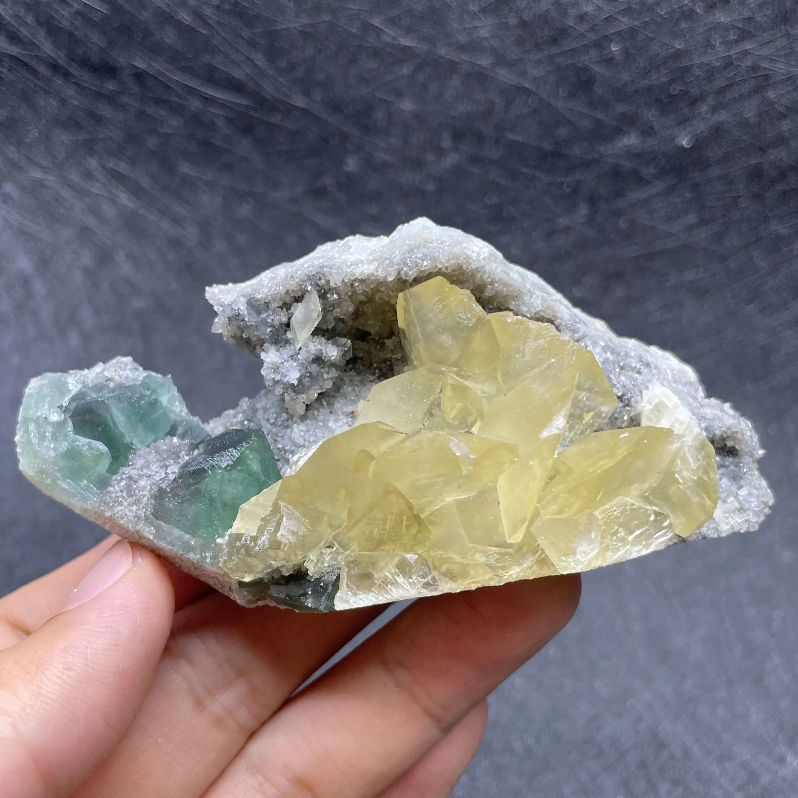 Natural Fluorite Crystal Cluster Xianghualing Mineral Specimen Reiki Healing Stone for Home Decor And Teaching