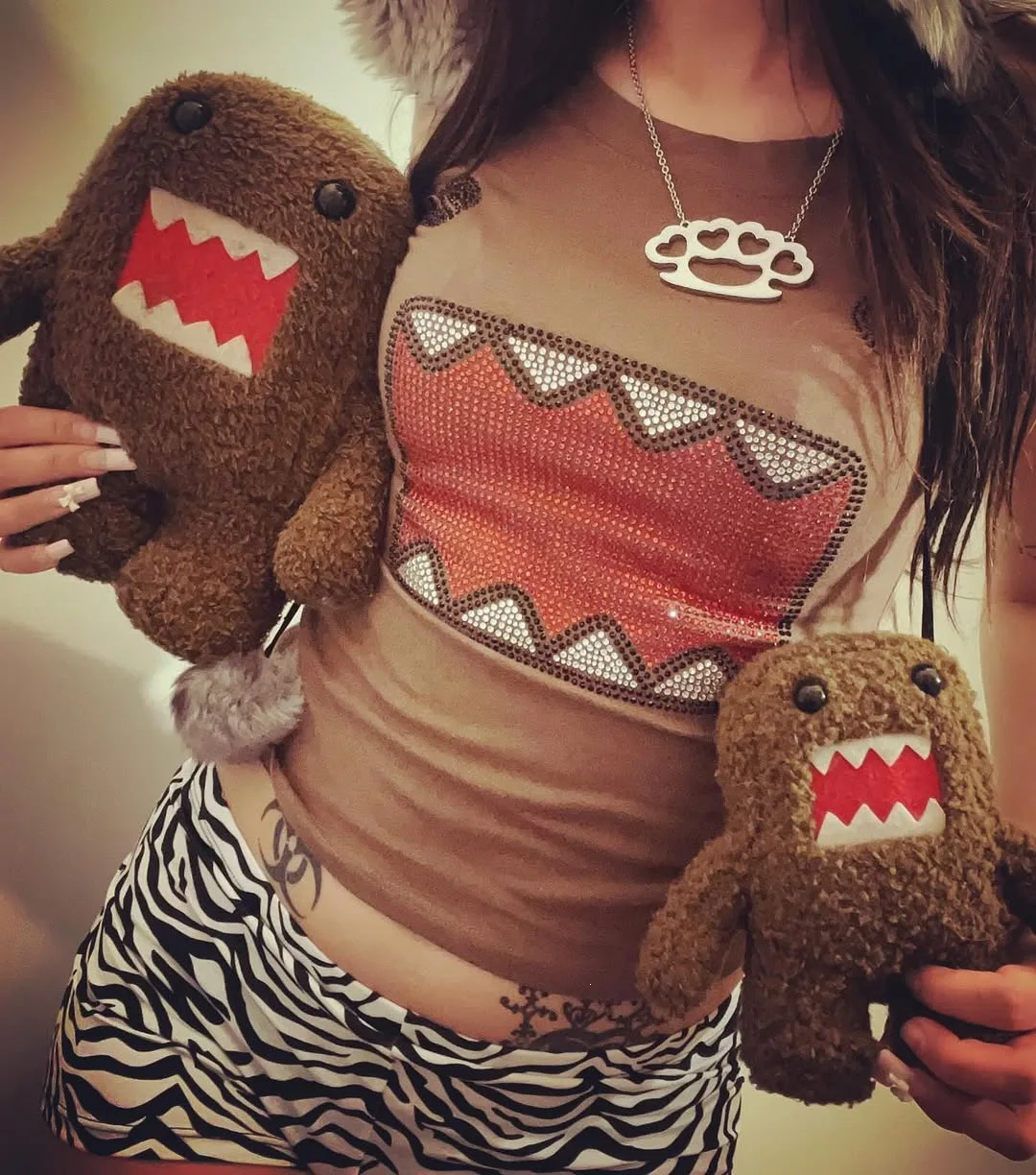 Y2K Grunge Damen Slim Kurzarm T-Shirt Braun U-Ausschnitt Strass Domo Kun Mund Grafik Tee Alt Harajuku Streetwear Top – Detail 5
