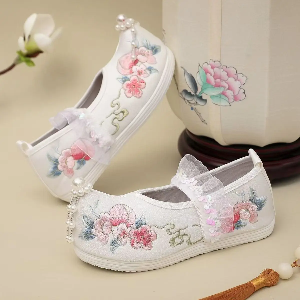 zapatos-de-nina-2026-de-nuevo-estilo-con-punta-bordada-estilo-etnico-suela-suave-de-calzada-baja-sin-cordones-con-borlas-de-cuentas-tipo-hanfu