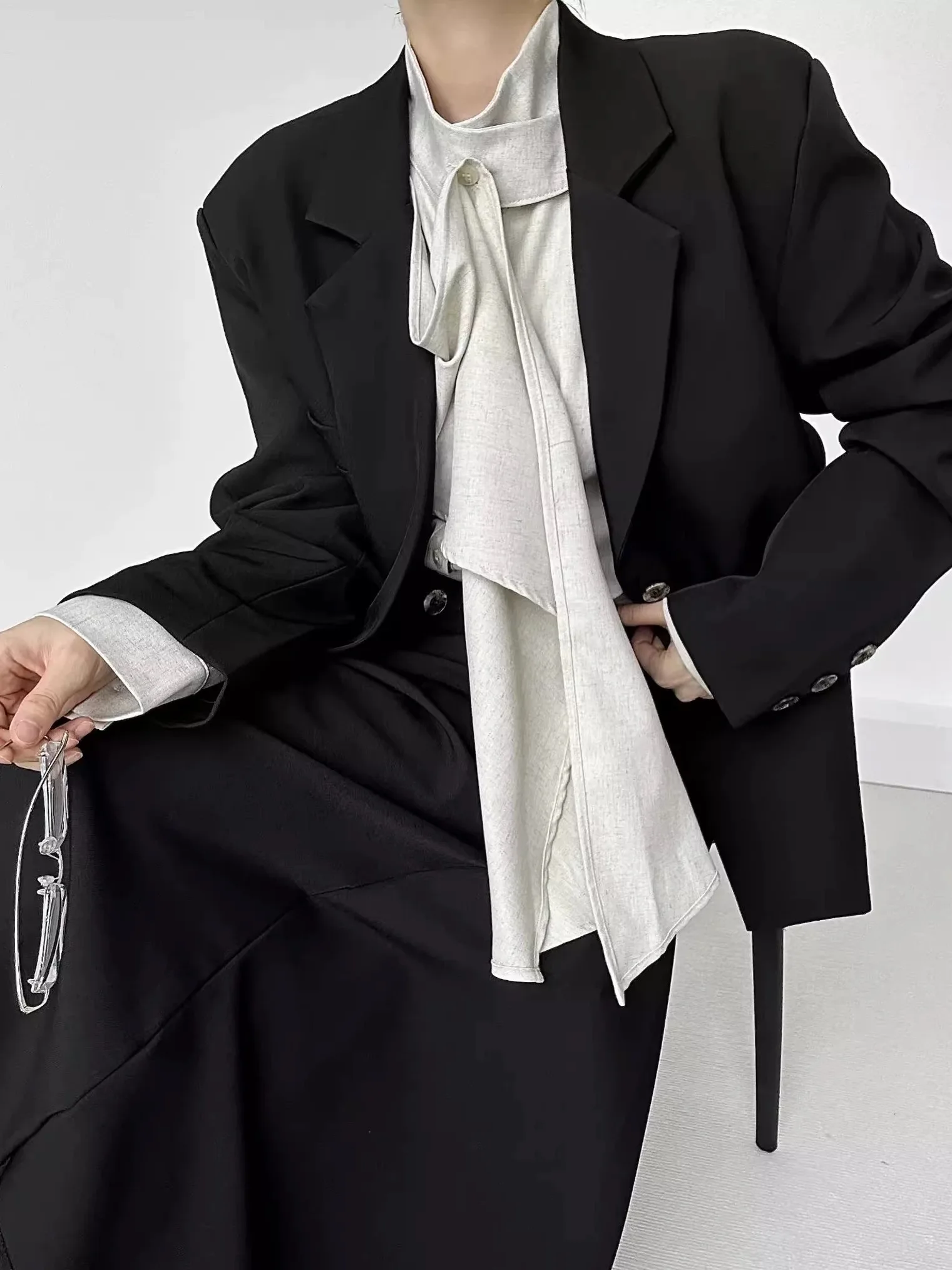 

Ретро-рубашка с воротником-стойкой и дизайном в стиле «нейтральный ветер», свободного кроя, с длинными рукавами и пуговицами, в молодежном стиле.