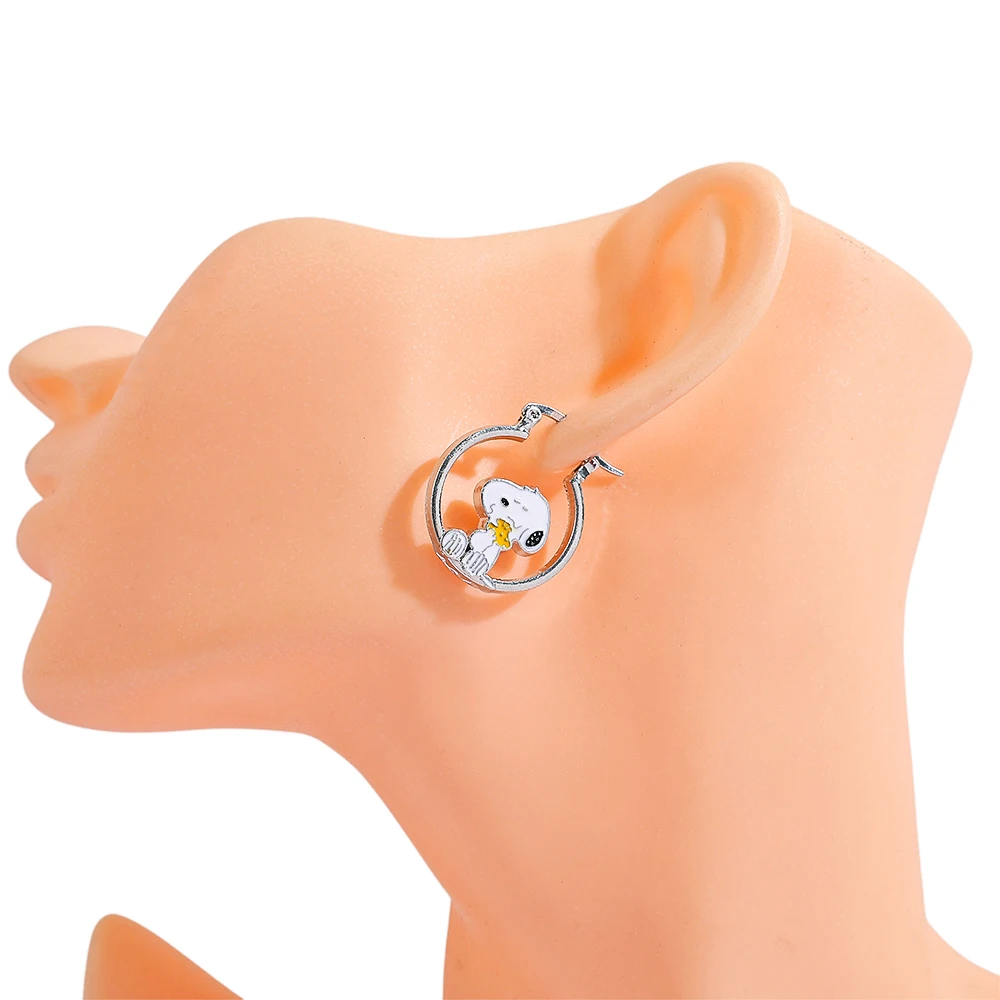 Niedliche Cartoon Snoopy Ausgehöhlte Ohrstecker Modeschmuck Accessoire Geschenk für Mädchen Nischendesign Ohrschmuck – Detail 1