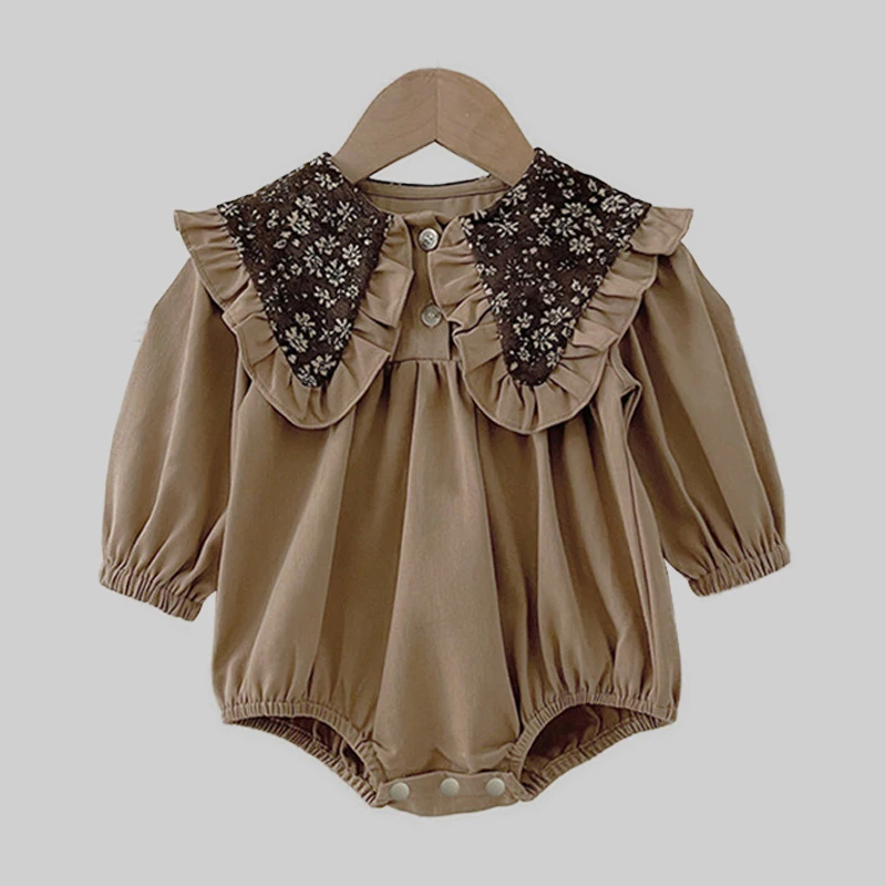 جديد ربيع 2026 بدلة قفز للأطفال البنات بأكمام طويلة من القطن بتصميم عتيق لحديثي الولادة ملابس بنية للأميرة 0-24 متر ملابس بنية