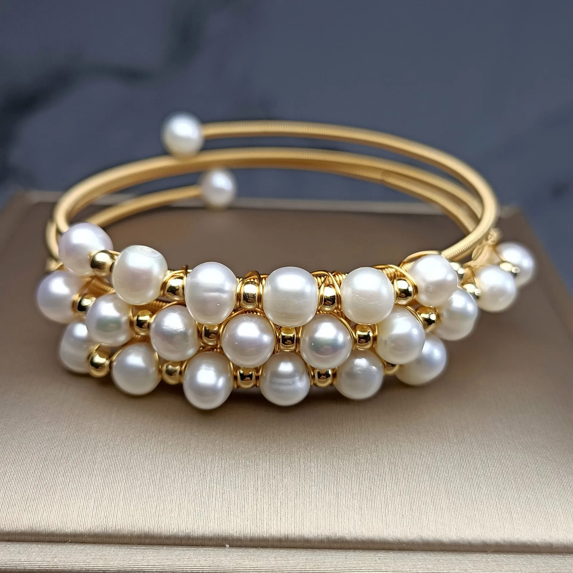 Hochwertige 100 % natürliche Süßwasserperle, 14 Karat Gold gefüllt, weiblich, dreilagig, Armreif, Promotion, Weihnachtsgeschenke, kein Verblassen, günstig – Detail 2
