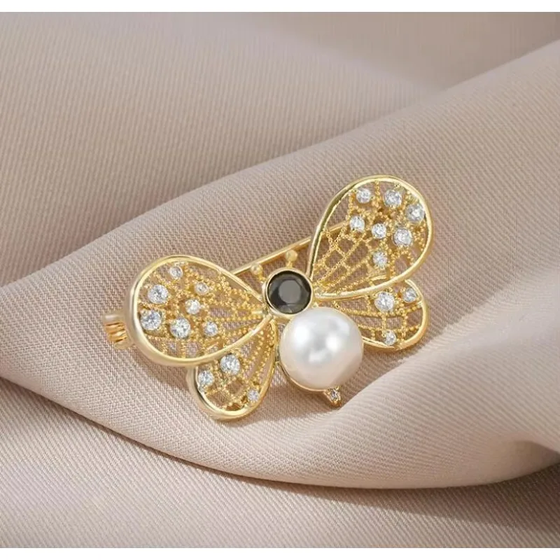 Fashion Crystal Fairy Bee Brooches For Women Rhinestone Pearl Lapel Pin Corsage Fixed Clothing Accessories Female Collar Tips