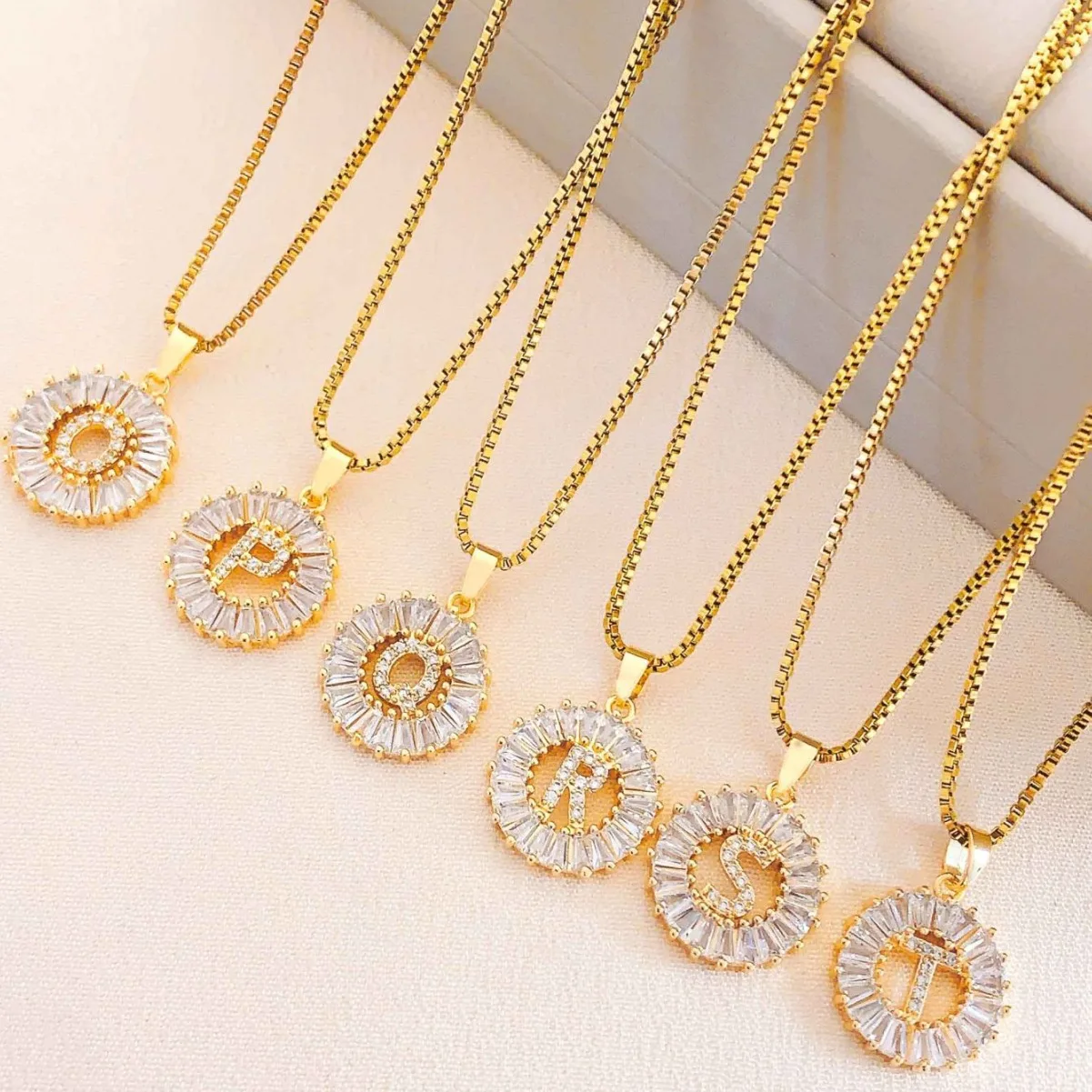 

Women Round Letter Pendant Necklace Titanium Steel Zircon Colorfast Versatile High-End Clavicle Chain Jewelry Accessory