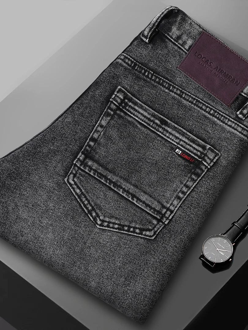 

Мужские джинсы Slim Fit на весну 2026: эластичные, с завышенной талией, из хлопкового стрейч-денима, серые, модные и универсальные
