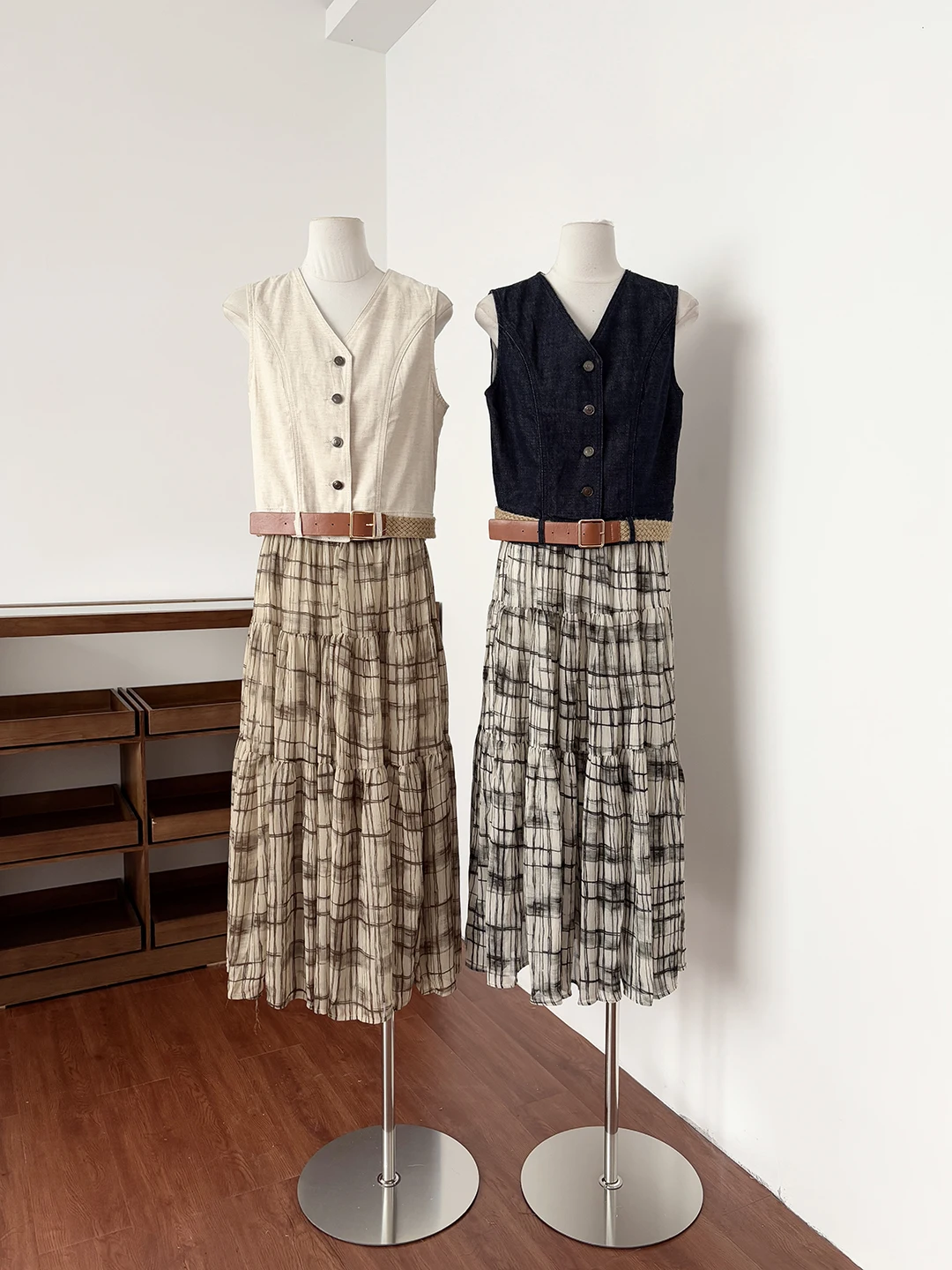 

Ретро-стильный джинсовый жилет и универсальная клетчатая юбка для женщин, модный комплект на лето 2026, с высокой талией, без бренда