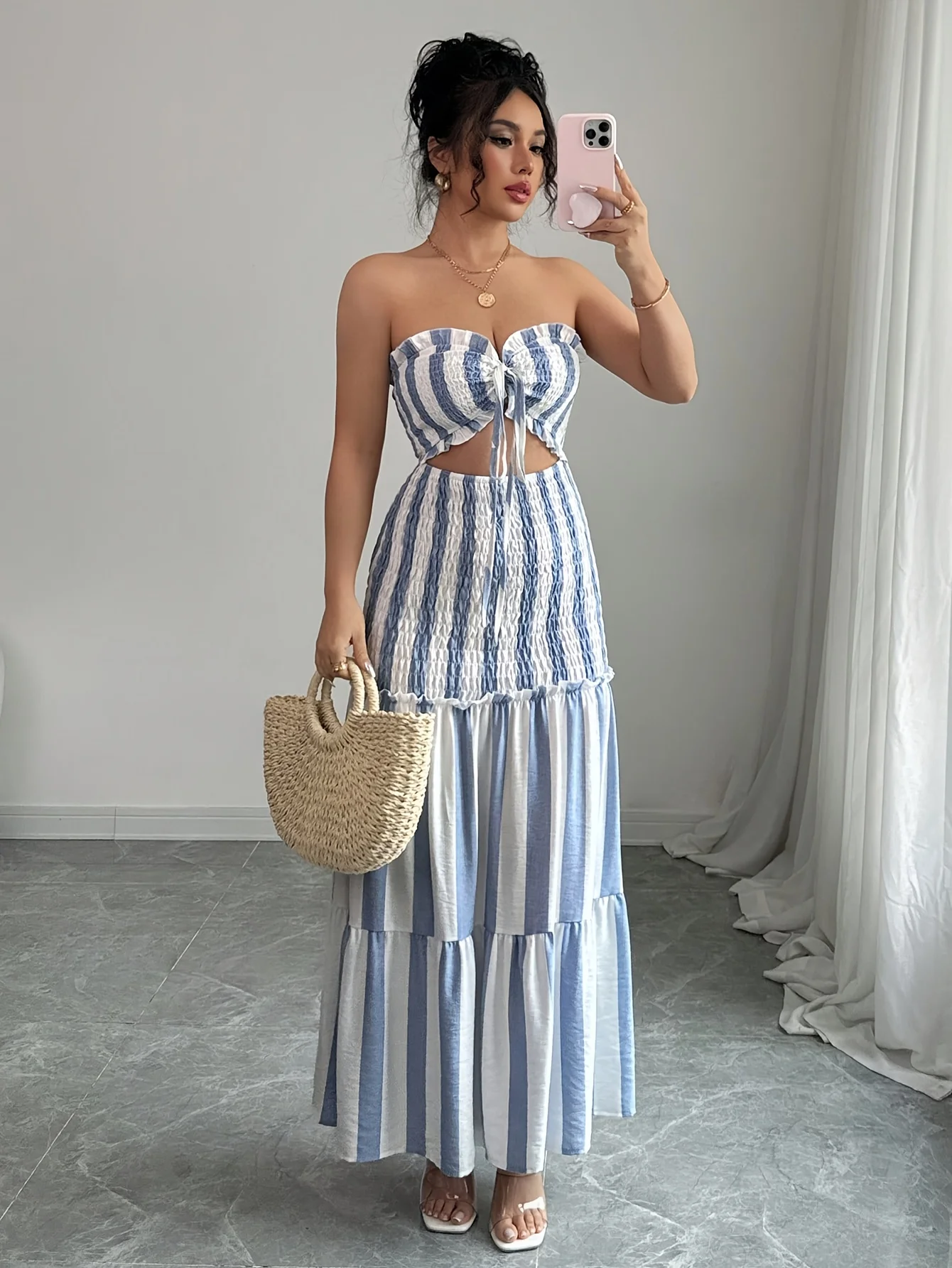 Vestido Elegante Listrado com Ombros Descobertos e Saia Franzida Trançada na Frente para Mulheres