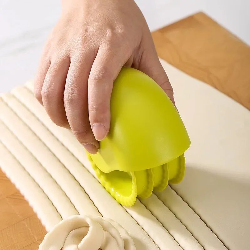 Kitchen Pastry Cutter Round Fried Dough Twists Pizza Curling Wheel Received The Biscuit Mark of The Cutter