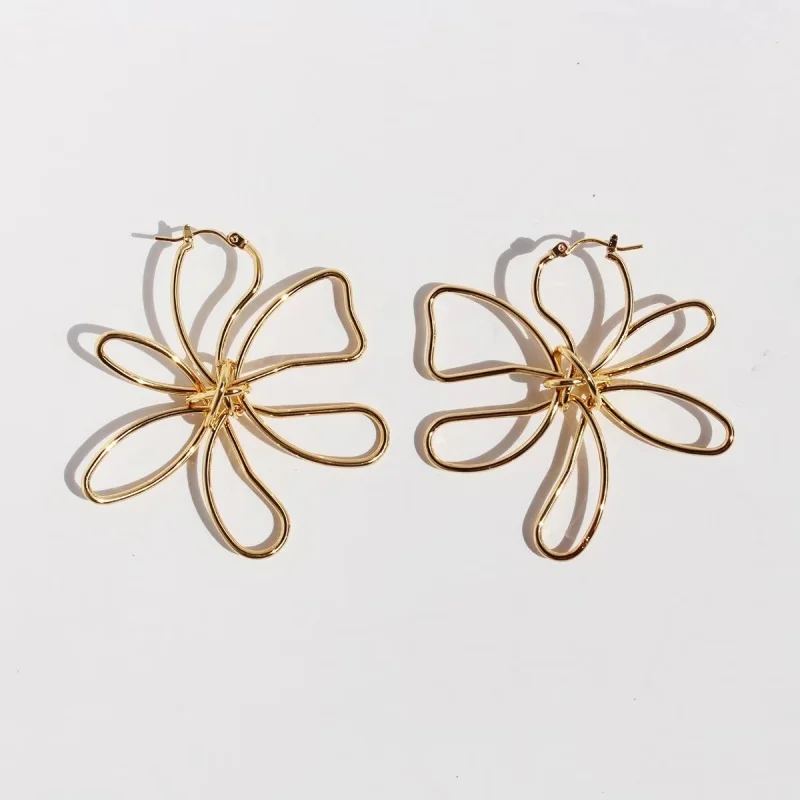 Chenrui's Exaggerated Personality Flower Metal Earrings with Hollow Water Droplet Shape, Simple and Fashionable Jewelry