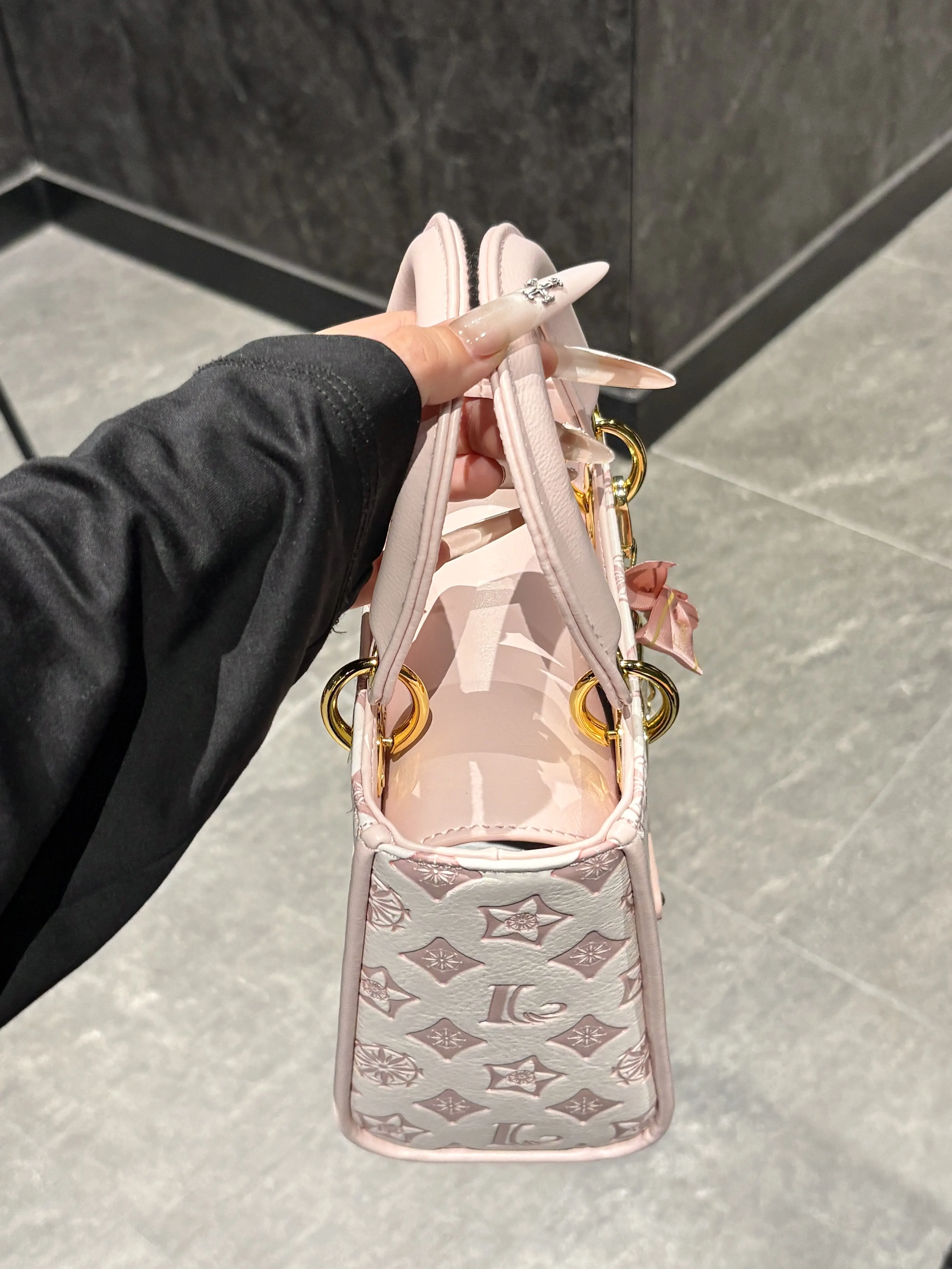 sac-diana-rose-tendance-sac-bandouliere-polyvalent-et-decontracte-pour-petite-amie-sac-de-poitrine-en-cuir-souple-de-la-marque-mack-jennifer-nouveaute-2026