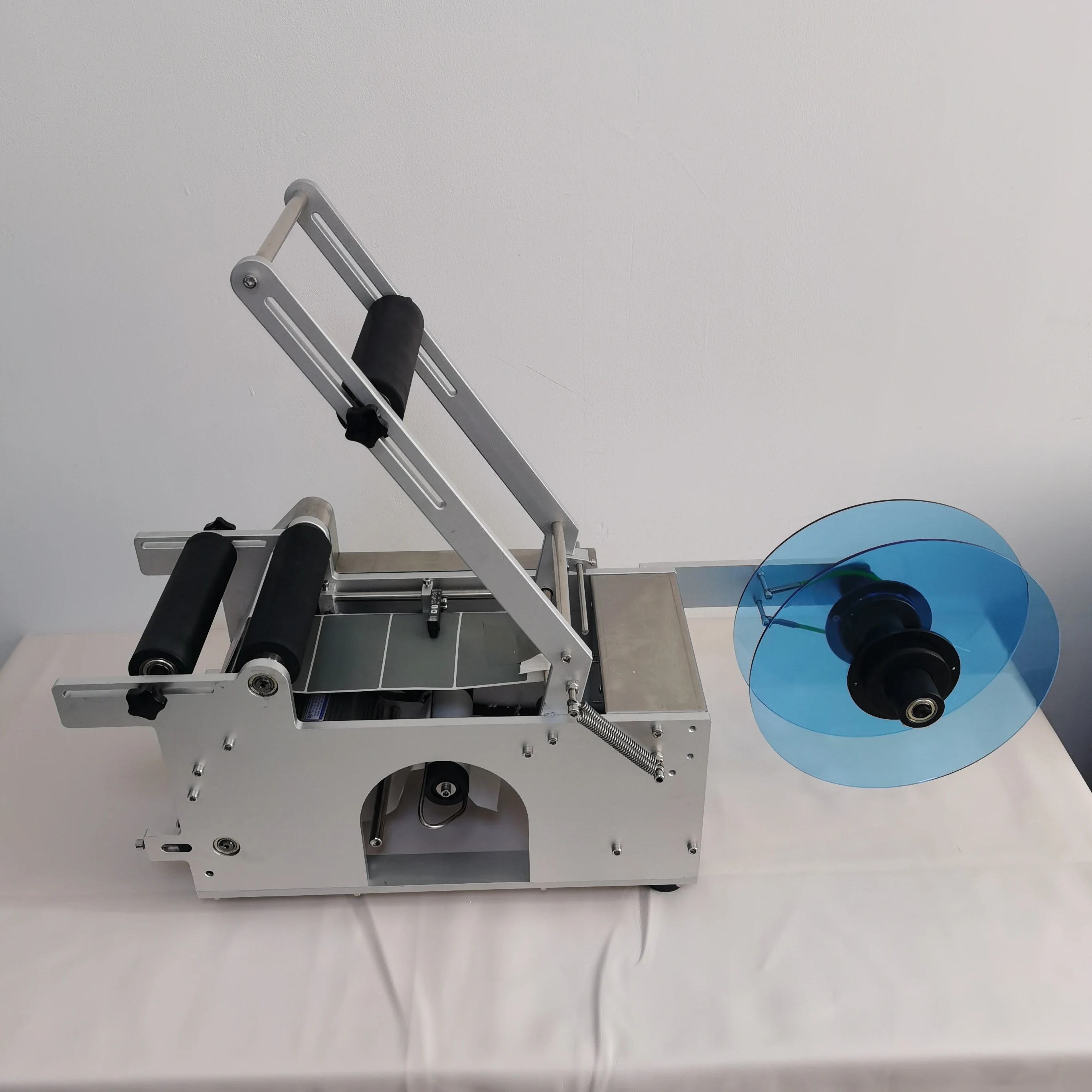 

Portable Manual Mini Bottle Labeling Machine Sticker Labeler For Glass Jar Labelling Machine For Round Bottles Semi-automatic
