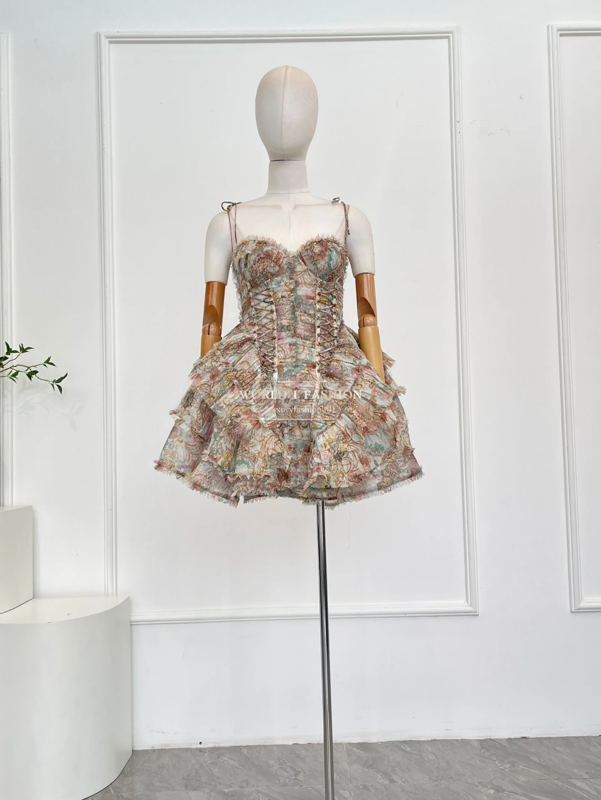 Damen-Minikleid mit mehrfarbigem Blumendruck, ärmellos, Rüschensaum, rückenfrei