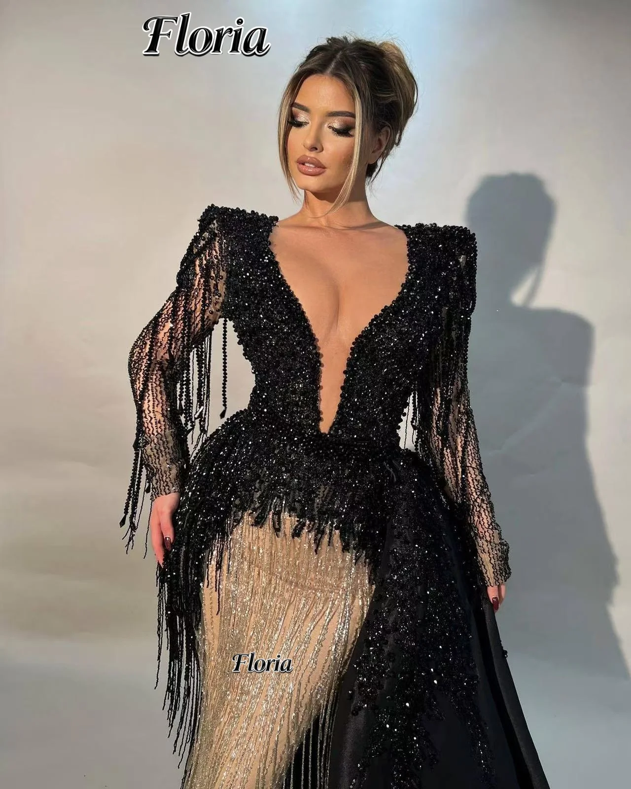 

Sexy Black Evening Dresses With Side Plunging Neck Lace Appliques Crystal Beaded Wedding Party Dress Long Sleeves Customized