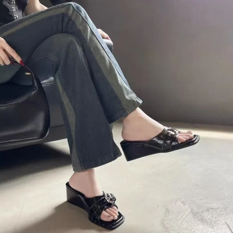 Sandal Flip Wedge untuk Wanita Pakaian Luar Musim Panas Gesper Sabuk Logam Paku Keling Kepala Persegi Baru Anti-selip Mengepel Keren