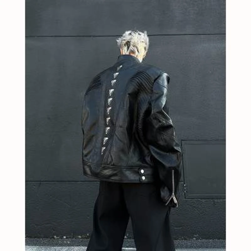 

2026 весенне-осенняя мужская дизайнерская короткая куртка из искусственной кожи с металлической деконструкцией, темная одежда, корейские модные мужские топы