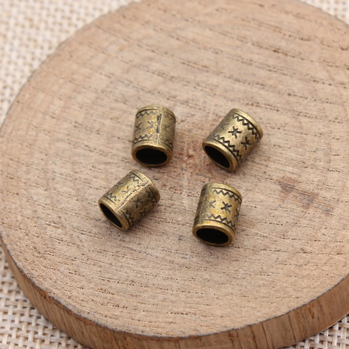 40 Stück 7,7 x 6,4 x 6,4 mm (0,3 x 0,25 x 0,25 Zoll), 2 Farben, gepunktete Perlen mit großem Loch, Abstandsperlen, Röhrenperlen, DIY-Schmuckzubehör