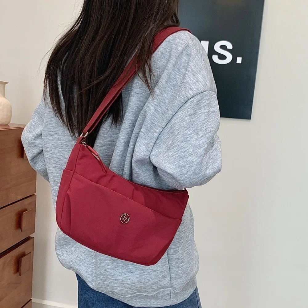 حقيبة كتف نسائية عصرية ذات سعة كبيرة بلون سادة حقيبة كروس من النايلون متعددة الاستخدامات للاستخدام في الهواء الطلق