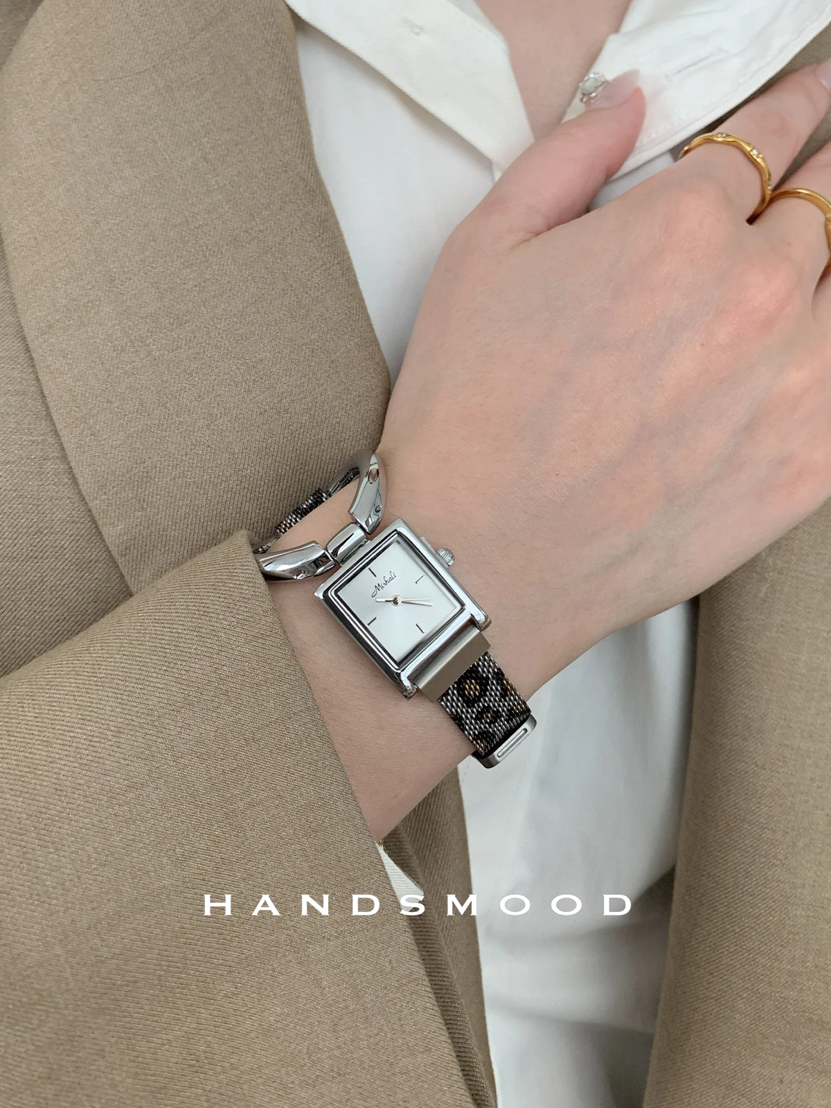 ساعة يد نسائية أنيقة بقرص مربع أنيق وحزام مغناطيسي بطبعة جلد الفهد. هدية مثالية لصديقتك.