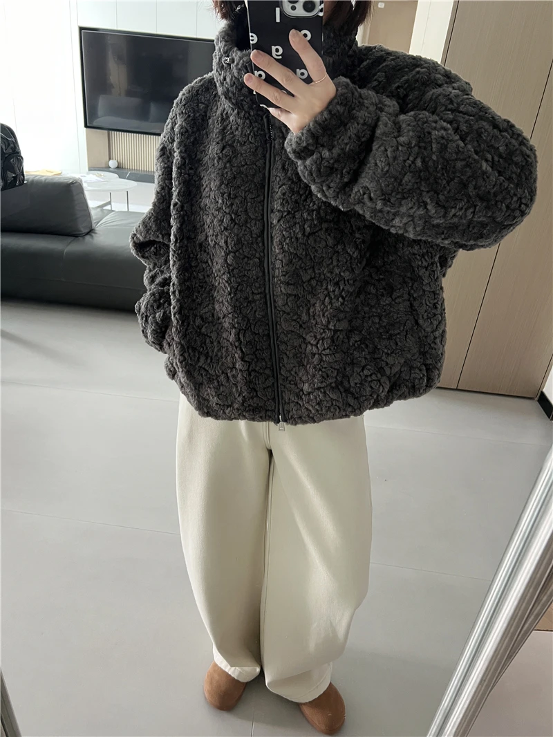 

Женская зимняя куртка из овчины с воротником-стойкой, утепленная, с длинными рукавами, на молнии, свободного кроя, из полиэстера