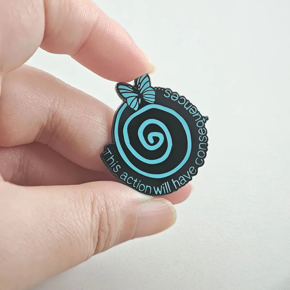 Life Is Strange Emaille-Pins: Diese Aktion wird Konsequenzen erzeugen – Broschen, Abzeichen, blaue Schmetterlings-Spiral-Reversnadel, Geschenk für Spielfans – Detail 5