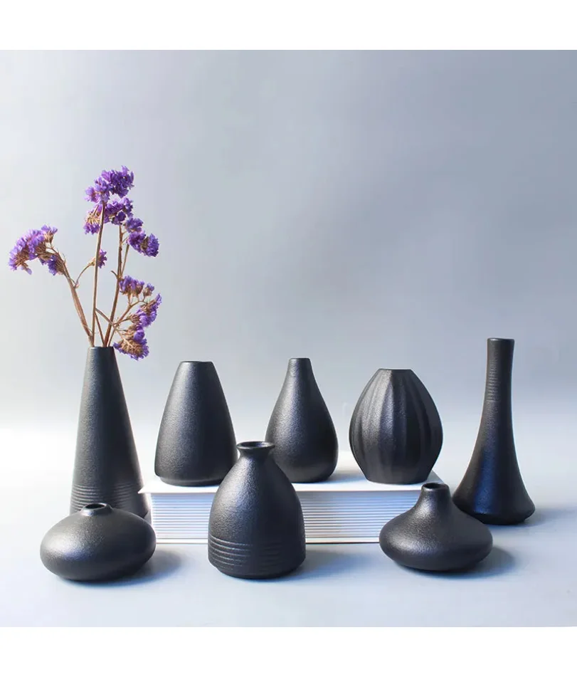 

Ceramic small vase, home decoration handicraft desktop decoration, black small vase simple Japanese decoration