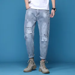 Yırtık kot erkek yaz ince Trendy Retro yıkanmış sıkıntılı gevşek elastik yönlü açık mavi Denim pantolon