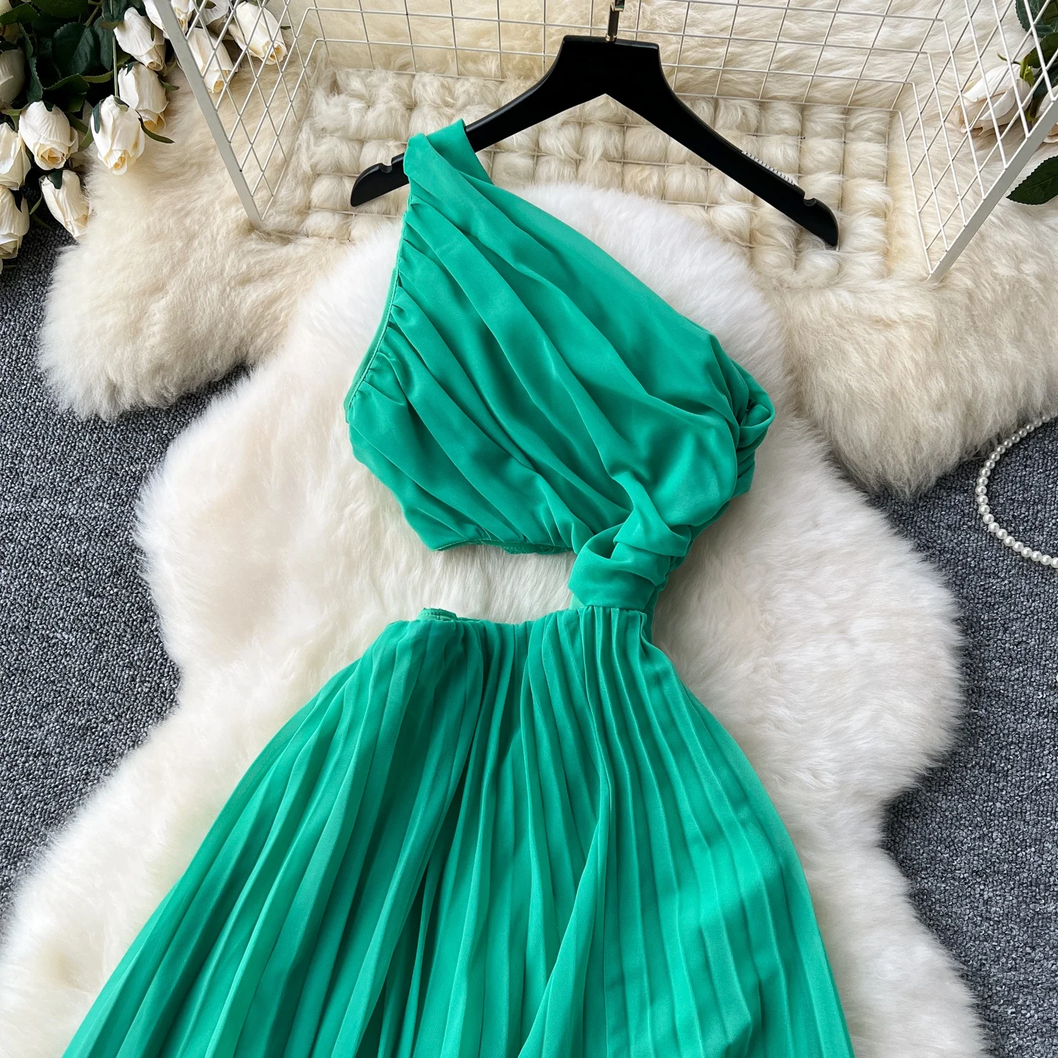 裸の肩とジッパー付きのセクシーな非対称プリーツドレス,ノースリーブ,グリーンのmediドレス,カットアウト,qd612