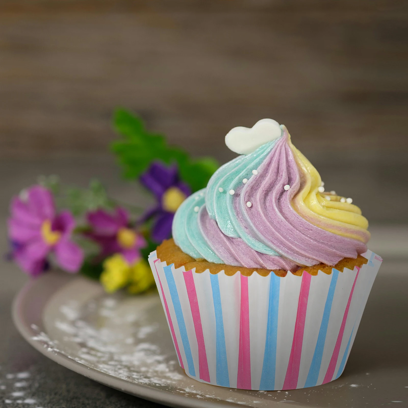 

100pcs Greaseproof Cake Paper Liners Baking Cups Cupcake Holders Muffin Trays White Bottom 15cm Food Grade for Wedding